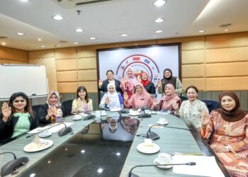 NORAINI Ahmad dan Aiman Athirah Sabu mempengerusikan Mesyuarat Perundingan Pimpinan Wanita Kerajaan Perpaduan hari ini.
