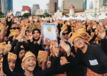 NORANIZA Idris (memegang sijil MBOR) selepas menerima pengiktirafan menerusi bilangan penari paling ramai dalam persembahan Irama Malaysia di Dataran Merdeka, Kuala Lumpur, kelmarin.