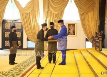 SULTAN Sallehuddin Sultan Badlishah menyampaikan surat tauliah pelantikan kepada Norizan Khazali sebagai Setiausaha Kerajaan Negeri Kedah yang baharu di Istana Anak Bukit, Alor Setar, hari ini.