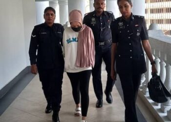 NUR HUMAIRA Shanuk Haziki dibawa oleh pihak polis ke Mahkamah Majistret Kuala Lumpur bagi menghadapi pertuduhan mencuri kad debit ibu saudaranya. - UTUSAN/NORLIZAH ABAS