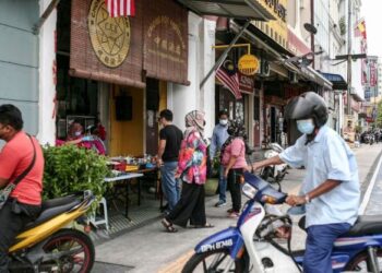 ORANG awam menunggu giliran memesan makanan untuk dibawa pulang kerana pemilik restoran belum bersedia membenarkan pelanggan dine-in dekat restoran Chong Kok Kopitiam di Klang, Selangor. - UTUSAN / ZULFADHLI ZAKI