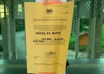 NOTIS penutupan Masjid Kampung Butut di Kuala Berang, Hulu Terengganu bermula hari ini berikutan dua jemaahnya disahkan positif Covid-19.
