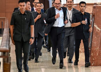 Anwar Ibrahim ketika memasuki bangunan Parlimen untuk  Mesyuarat Pertama Penggal Kedua Parlimen Ke-15 semalam. – Utusan/JABATAN PENERANGAN MALAYSIA