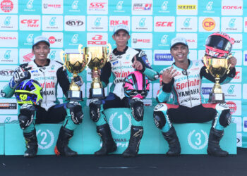 Juara CP150, Md. Akid Aziz (tengah), Kasma Daniel Kasmayudin (kanan) dan Ahmad Afif Amran (kiri) pada Kejuaraan Cub Prix Petronas Malaysia 2023 di Litar Bandar Jasin Bestari, Melaka. UTUSAN/AMRAN MULUP