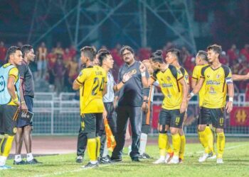 PEMAIN dan jurulatih Negeri Sembilan membantah keputusan pengadil membenarkan jaringan Selangor dalam perlawanan Liga Super di Stadium Petaling Jaya kelmarin. – UTUSAN/ SHIDDIEQIIN ZON