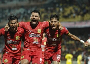 MOHAMAD Zamri Pin Ramli (kanan) meraikan jaringannya bersama rakan sepasukan ketika membantu Negeri Sembilan menewaskan Penang FC dalam aksi Liga Super di Stadium Tuanku Abdul Rahman, Paroi malam ini. - UTUSAN/MOHD. SHAHJEHAN MAAMIN