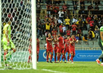 PEMAIN-pemain Negeri Sembilan meraikan gol jaringan Nasrullah Haniff dalam aksi menentang Melaka United di Stadium Tuanku Abdul Rahman, Paroi, Seremban malam ini. - UTUSAN/MOHD. SHAHJEHAN MAAMIN