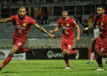 GUSTAVO Almeida Dos Santos (kiri) meraikan gol pertama Negeri Sembilan dalam aksi Liga Super menentang Sarawak United di Paroi malam ini. - UTUSAN/MOHD. SHAHJEHAN MAAMIN.