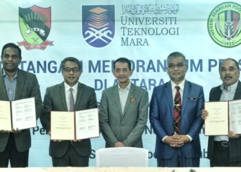TUNKU Syed Razman Tunku Syed Idrus Al-Qadri (tengah) pada Majlis Menandatangani MoU antara PBNS/NSFC dengan UiTM di Seremban hari ini. - UTUSAN/MOHD. SHAHJEHAN MAAMIN