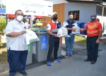 MOHD. Zahir Shari (dua dari kiri) merasmikan tong berpusat kitar semula sempena Program Taman My Inspirasiku di Taman Mulia Legenda Suria, Pajam, Nilai, Seremban hari ini. - FOTO/ZAKKINA WATI AHMAD TARMIZI