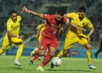 MATHEUS Alves Leandro cuba melepasi kawalan pertahanan Penang FC dalam aksi Liga Super kelmarin. -UTUSAN/MOHD. SHAHJEHAN MAAMIN