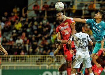 PENJAGA gol Terengganu FC, Muhammad Rahadiazli Rahalim menepis bola dalam aksi Liga Super menentang Negeri Sembilan di Stadium Tuanku Abdul Rahman, Paroi, Seremban malam ini.- UTUSAN/MOHD. SHAHJEHAN MAAMIN.