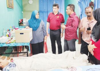 MARZILAH Mahat (kiri) ketika menerima kunjungan Choo Ken Hwa (dua dari kiri) dan Mohd. Isam (tiga dari kiri) di Taman Pinggiran Felda Sungai Kelamah, Gemas, Tampin, kelmarin. - FOTO/NOR AINNA HAMZAH