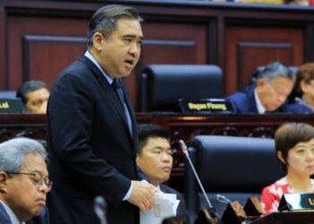 ANTHONY Loke Siew Fook ketika berbahas pada hari kedua Persidangan Keempat (Belanjawan), Penggal Kelima Dewan Undangan Negeri (DUN) Negeri Sembilan Ke-14 di Seremban hari ini. - FOTO/ZAKKINA WATI AHMAD TARMIZI