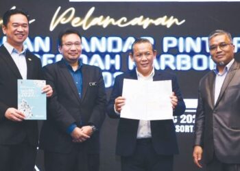 AMINUDDIN Harun (dua dari kanan) dan Masri Razali (kanan) pada Majlis Pelancaran Pelan Tindakan Bandar Pintar dan Bandar Rendah Karbon Seremban 2027 di Seremban, semalam. - FOTO/MOHD. SHAHJEHAN MAAMIN