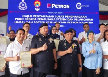 AHMAD Dzaffir Mohd. Yussof (depan, lima dari kanan) bersama Aidi Ismail (depan, empat dari kanan) dan Ketua Perniagaan Runcit Petron, Shaliza Mohd. Sidek (depan, tiga dari kanan) pada Majlis Penyampaian Surat Penghargaan PDRM kepada Pengusaha Stesen dan Pelancaran Mural serta Poster Keselamatan Petron Malaysia di Petron Nilai Impian, Nilai, Seremban hari ini. - FOTO/NOR SHAFAWATI YUP