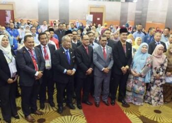 ADNAN Mat bergambar bersama perwakilan merasmikan Persidangan Perwakilan Tri-Tahunan Cuepacs Negeri Sembilan Sesi 2022-2025 di Seremban hari ini.