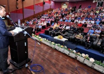 ADNAN Mat sewaktu berucap pada majlis Perhimpunan Penjawat Awam Negeri Sembilan dan Taklimat Isu Semasa CUEPACS di Port Dickson, hari ini. - FOTO/MOHD. SHAHJEHAN MAAMIN