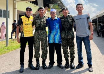 MUHAMMAD Rabbani Mohd. Soberi (dua dari kanan) dan adiknya Ahmad Firdaus (dua dari kiri) bersama bapa mereka (tengah) selepas Majlis Perbarisan Tamat Latihan Perajurit Muda Lelaki Siri 194/21 dan Wanita Siri 47/21 di Port Dickson, semalam.– FOTO/ZAKKINA WATI AHMAD TARMIZI
