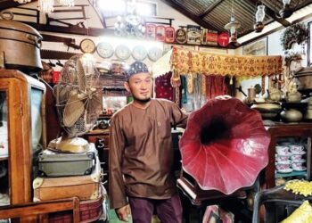 MAHADHIR Ab. Rahman menunjukkan barangan lama miliknya yang disimpan di Galeri Al- Khamani, Kampung Pasir Panjang, Port Dickson. 
– FOTO/ZAKKINA WATI AHMAD TARMIZI
