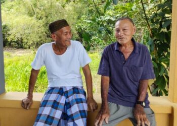 SHAHARUDIN Mohd. Said (kiri) bersama Lee Kit Len kini tinggal di atas tanah sama di Kampung Sungai Batu, Pedas, Rembau, Negeri Sembilan. - UTUSAN/NOR AINNA HAMZAH