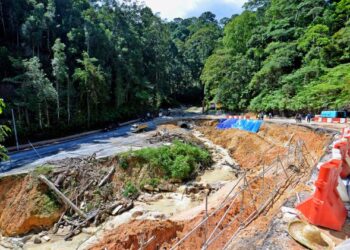 KERJA-kerja pembaikan jalan dan cerun yang runtuh giat dilakukan di Taman Eko Rimba Jeram Toi, Jelebu, Negeri Sembilan. - UTUSAN/MOHD. SHAHJEHAN MAAMIN