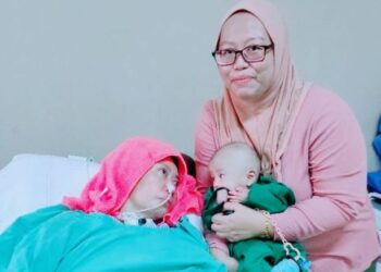 JAHIDAH Nordin bersama anak lelakinya, Eshan Nufail dan Fauziah (kanan).