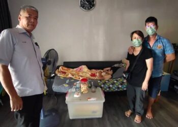 WONG Chwee Foon (dua dari kanan) dan suaminya, Yap Ban Kim bersama anaknya, Yap Kelvin (terbaring) dan Koh Kim Swee (kiri) ketika ditemui pemberita di Taman Indah, Tampin, Negeri Sembilan, hari ini. - FOTO/NOR AINNA HAMZAH