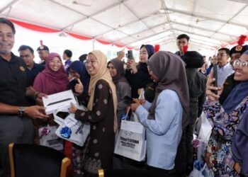 KHAIRY Jamaluddin menyampaikan Peranti Siswa Keluarga Malaysia kepada penerimanya di UiTM Kampus Seremban di Seremban, hari ini. - FOTO/MOHD SHAHJEHAN MAAMIN