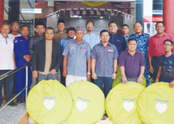 MOHAMAD Najib Mustafa (baris depan tiga dari kanan) bersama Pengerusi MPKK dan pengerusi masjid pada majlis penyerahan unit khemah yang diadakan di Pejabat Daerah Rembau, Rembau, Negeri Sembilan, baru-baru ini.