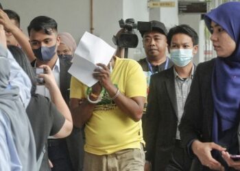 J. VASANTHA Kumaran dibawa ke Mahkamah Sesyen Seremban semalam bagi didakwa atas pertuduhan mengemukakan penyata pendapatan palsu untuk permohonan EPC. – FOTO/MOHD. SHAHJEHAN MAAMIN