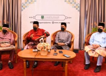 AMINUDDIN Harun (dua dari kiri) dalam sidang akhbar selepas Majlis Perasmian Menara MAINS di Seremban, hari ini.