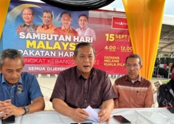 AMINUDDIN Harun dalam sidang akhbar selepas mengadakan tinjauan persiapan sambutan Hari Malaysia PH Peringkat Kebangsaan di Dataran Melang, Kuala Pilah, hari ini. - FOTO/ZAKKINA WATI AHMAD TARMIZI