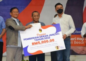 AMINUDDIN Harun (tengah) menyerahkan replika cek kepada wakil JMB/MC pada Majlis Penyampaian geran kepada wakil JMB/MC bagi tahun 2022 MBS di Seremban hari ini. - FOTO/ZAKKINA WATI AHMAD TARMIZI