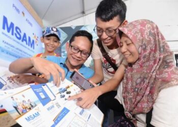 ABDULLAH Muhammad bersama keluarganya ketika ditemui di MSAM 2022 yang diadakan di Kawasan Lapang Pantai Batu 1, Port Dickson semalam. – FOTO/MOHD. SHAHJEHAN MAAMIN