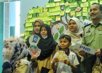 PENGUNJUNG tidak melepaskan peluang bergambar di photobooth sudut ‘Pokok Kelestarian’ pada MSAM 2022 yang diadakan di Kawasan Lapang Pantai Batu 1, Port Dickson semalam. – FOTO/MOHD. SHAHJEHAN MAAMIN