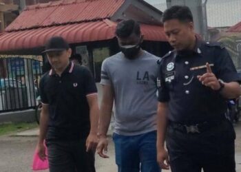 T. THANESH dibawa ke Mahkamah Majistret Tampin bagi didakwa atas pertuduhan pilihan membantu kegiatan ah long atau pemberi pinjaman wang tidak berlesen. - FOTO/NOR AINNA HAMZAH