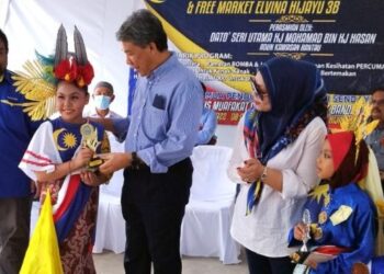 MOHAMAD Hasan (tengah) menyampaikan hadiah kepada pemenang pakaian beragam selepas merasmikan Mini Ekspo Keselamatan dan Kesihatan sempena sambutan Hari Malaysia 2022 anjuran Persatuan Penduduk Bandar Sri Sendayan dekat Seremban hari ini. - FOTO/NAZARUDIN SHAHARI