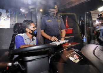 HANIF Yusabra Yusuf bertemu pemandu bas ketika mengadakan Advokasi Keselamatan Jalan Raya dan Penguatkuasaan Op Tahun Baharu Cina 2022 di perhentian bas dan teksi Terminal 1, Seremban, malam semalam. - UTUSAN/MOHD. SHAHJEHAN MAAMIN