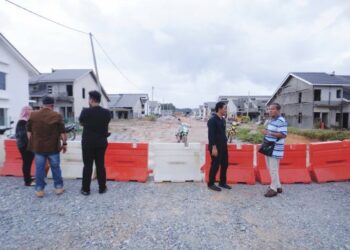 PEMBELI Projek perumahan PR1MA Residensi Rantau di Seremban meninjau keadaan projek perumahan tersebut pada November tahun lalu.
