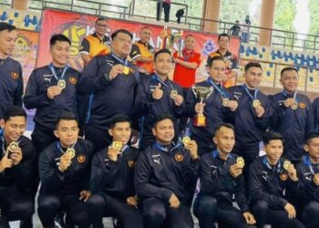 AIDI Ismail (belakang, dua dari kiri) menyampaikan Piala KPN kepada wakil Kontinjen Selangor dalam Kejohanan Sepak Takraw Piala Ketua Polis Negara di Kompleks Sukan Paroi, Seremban, hari ini. - FOTO/AFIFI HAFIZ MOHD. NOR