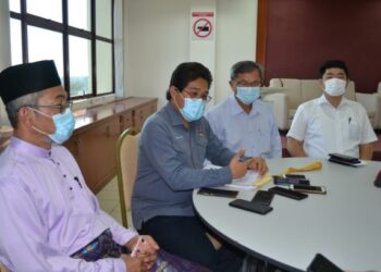 MOHAMAD Rafie Abdul Malek (dua dari kiri) dalam sidang akhbar selepas menghadiri Mesyuarat Jawatankuasa Teknikal Berkaitan PFA (Pig Farming Area) di Kompleks Pejabat Daerah Port Dickson, Port Dickson hari ini.-UTUSAN/ZAKKINA WATI AHMAD TARMIZI.