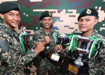 BINUN Jubi (kanan) bersama penerima anugerah Perajurit Muda Keseluruhan Terbaik, Muhammad Fazdli Ilahi Yusoff (tengah) dan Perajurit Muda Lelaki Kawad Terbaik, Muhammad Amar Ridzuan (kiri) bangga bersama anugerah yang mereka terima pada majlis Perbarisan Tamat Latihan Perajurit Muda Lelaki Tentera Darat Siri 195/22 yang berlangsung di Padang Kawad, Pusasda, Port Dickson, hari ini. - FOTO/MOHD. SHAHJEHAN MAAMIN