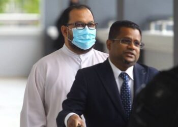 MUZZAMIL Soliheen Musa (kiri) bersama peguamnya, Mohamed Musthafa ketika hadir di Mahkamah Sesyen Seremban hari ini atas empat pertuduhan menerima deposit keseluruhan berjumlah RM187,000 tanpa lesen. - FOTO/NOR SHAFAWATI YUP