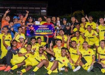 AMINUDDIN Harun menyampaikan hadiah kepada pemain dan pegawai Desa Rhu FC yang muncul Johan dalam Pertandingan Bola Sepak Piala Menteri Besar Negeri Sembilan Peringkat DUN Sikamat.
