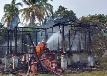 PASUKAN bomba berusaha memadamkan kebakaran membabitkan sebuah rumah berusia lebih 50 tahun di Kampung Nerasau, Chengkau, Rembau, Negeri Sembilan, pagi tadi. - FOTO/NOR AINNA HAMZAH