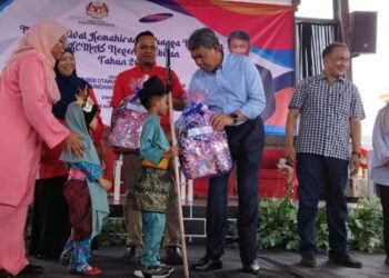 MOHAMAD Hasan menyampaikan hadiah pertandingan yang dianjurkan sempena Mini Karnival Kemahiran Keluarga Malaysia Kemas Negeri Sembilan di Rantau dekat Seremban hari ini. - FOTO/NAZARUDIN SHAHARI