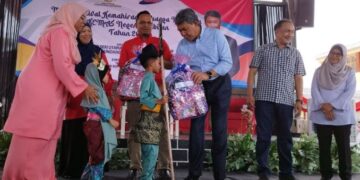 MOHAMAD Hasan menyampaikan hadiah pertandingan yang dianjurkan sempena Mini Karnival Kemahiran Keluarga Malaysia Kemas Negeri Sembilan di Rantau dekat Seremban hari ini. - FOTO/NAZARUDIN SHAHARI