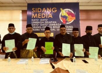 DATO'-DATO’ Lembaga Delapan, Dato’-Dato’ Lembaga Orang-Orang Besar Undang Jelebu Yang Asal, Luak Jelebu menunjukkan salinan kenyataan media dalam sidang akhbar yang diadakan di Seremban hari ini. - FOTO/AFIFI HAFIZ MOHD. NOR