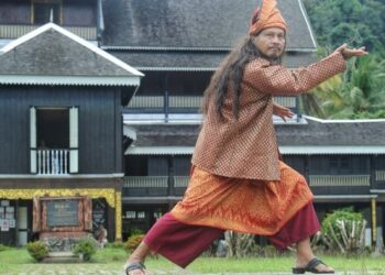 YUSOF Wahab pada penggambaran video di Istana Lama Seri Menanti, Kuala Pilah, Negeri Sembilan, hari ini. - FOTO/MOHD. SHAHJEHAN MAAMIN